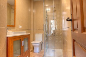 Habitación superior, baño privado | Wifi gratis y ropa de cama 