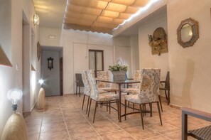 Daily continental breakfast for a fee - Casa Turistica La Torre (Córdoba)