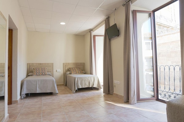 Habitació superior, diversos llits | Wifi gratuïta i roba de llit