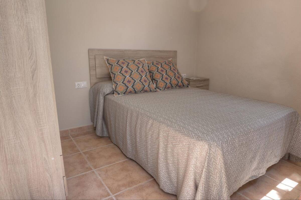 WiFi (free), bed sheets