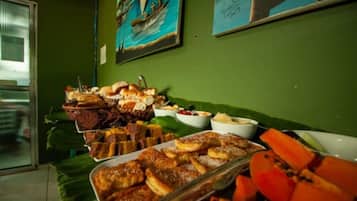 Café da manhã com buffet grátis todos os dias