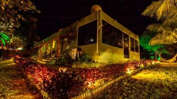 Fachada da propriedade à noite