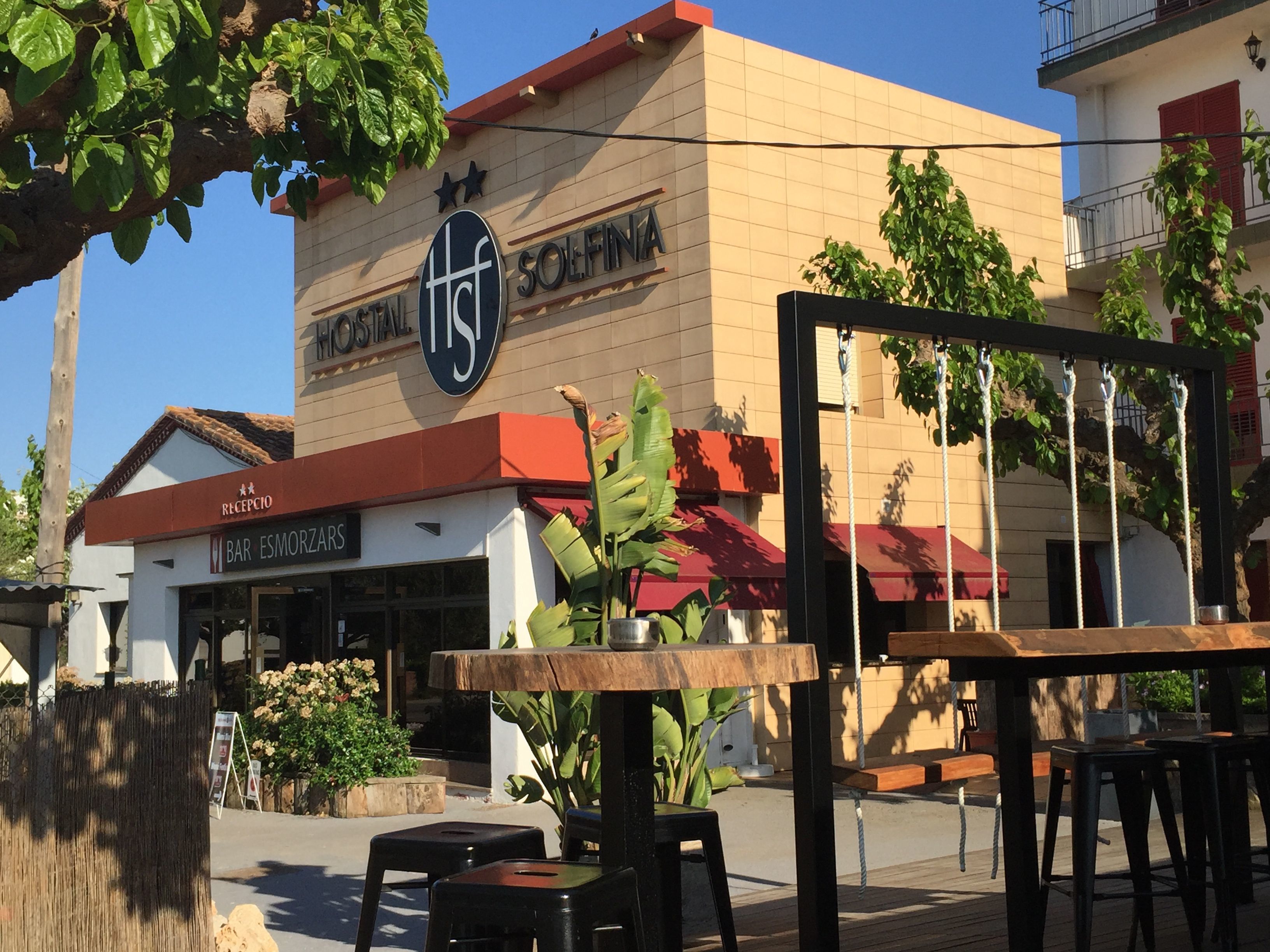 Un edificio con un cartel que dice 'SOEFIN' y 'BAR ESMORZARS'.