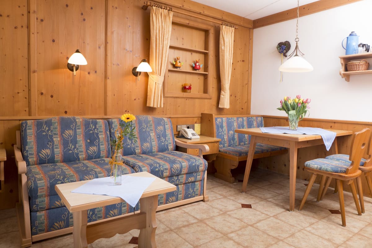 Comfort Apartment, 2 Bedrooms, Balcony (5) | In-room dining