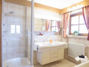 Premium Apartment, 2 Bedrooms, Balcony (4) | Bathroom | Shower, free toiletries, hair dryer, towels - Landhaus Franziskus (Reit im Winkl)