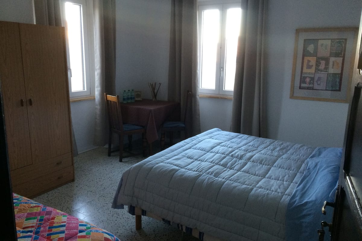 Habitación cuádruple básica, varias camas, para no fumadores, vista al lago | 1 habitación, escritorio, tabla de planchar con plancha y wifi gratis