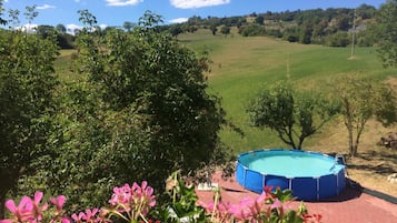 Piscine extérieure, chaises longues