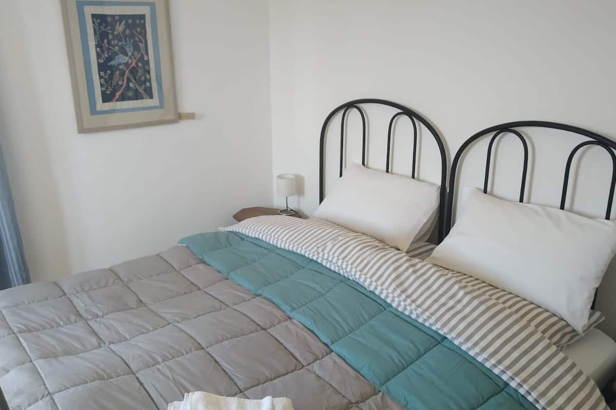 Habitación triple básica, para no fumadores | 1 habitación, escritorio, tabla de planchar con plancha y wifi gratis