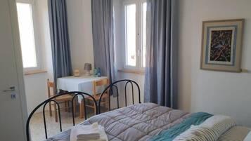 1 chambre, bureau, fer et planche Ă repasser, Wi-Fi gratuit