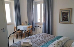 1 habitación, escritorio, tabla de planchar con plancha y wifi gratis 