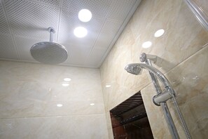 Departamento Deluxe, 1 cama King size | Baño | Regadera, amenidades de baño gratuitas, secadora de cabello, batas 