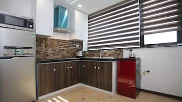 Refrigerador, microondas, placa de cocina, tetera/pava eléctrica