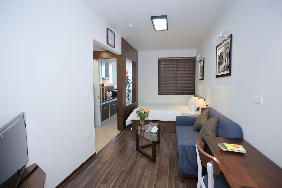 Deluxe Studio, 1 King Bed | In-room safe, desk, soundproofing, free WiFi