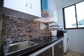 Kjøleskap, mikrobølgeovn, kokeplater og vannkoker