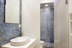 Ducha, artículos de tocador gratuitos, secador de pelo, batas