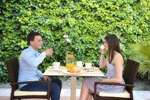 Free daily buffet breakfast