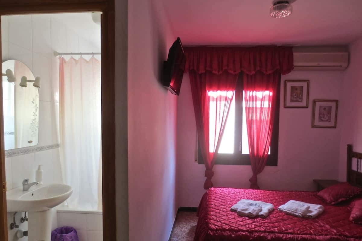 Double Room | In-room safe, bed sheets