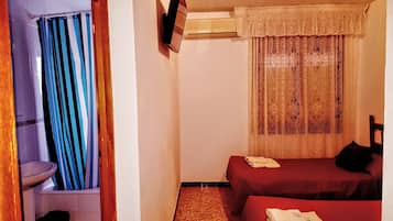 Basic Twin Room | In-room safe, bed sheets