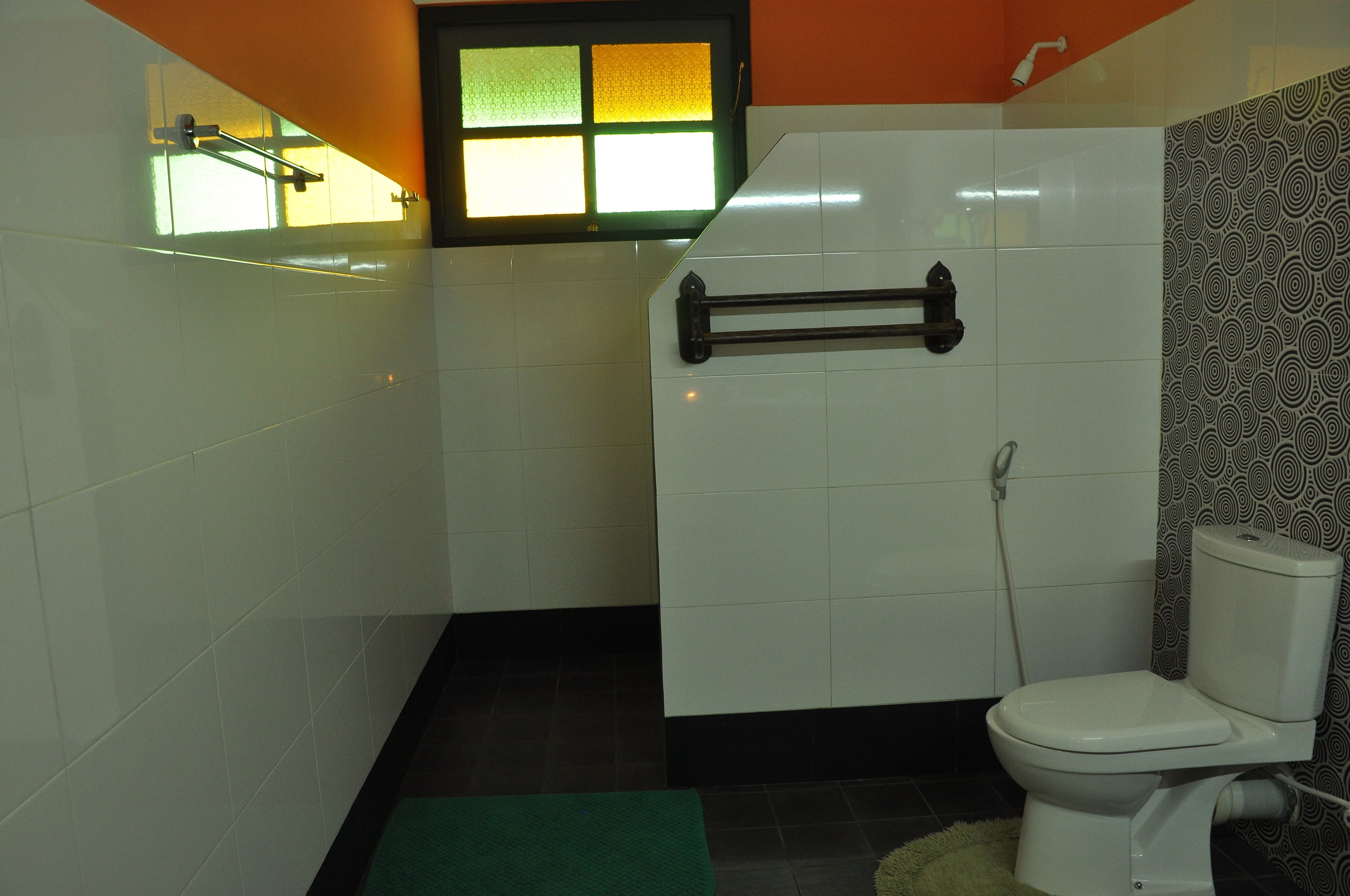 Shower, rainfall showerhead, free toiletries, towels