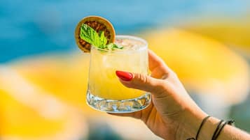 Serveert ontbijt, lunch, diner, Turkse gerechten