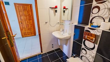 Regadera, amenidades de baño gratuitas, secadora de cabello, pantuflas