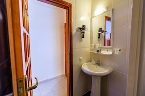 Family Room, Multiple Beds, Non Smoking, City View | Bathroom