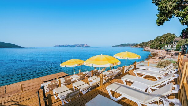 Sun loungers, beach umbrellas, beach bar - Sardunya Hotel (Kas)