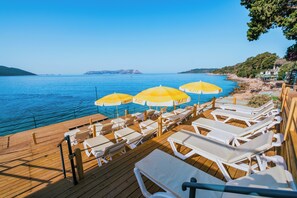 Sun loungers, beach umbrellas, beach bar - Sardunya Hotel (Kas)