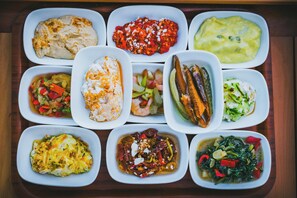 Se sirven desayunos, almuerzos, cenas y cocina turca 