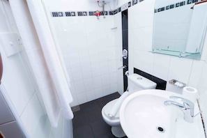 Shower, free toiletries - Yoho Pello Lake Resort (Nuwara Eliya)