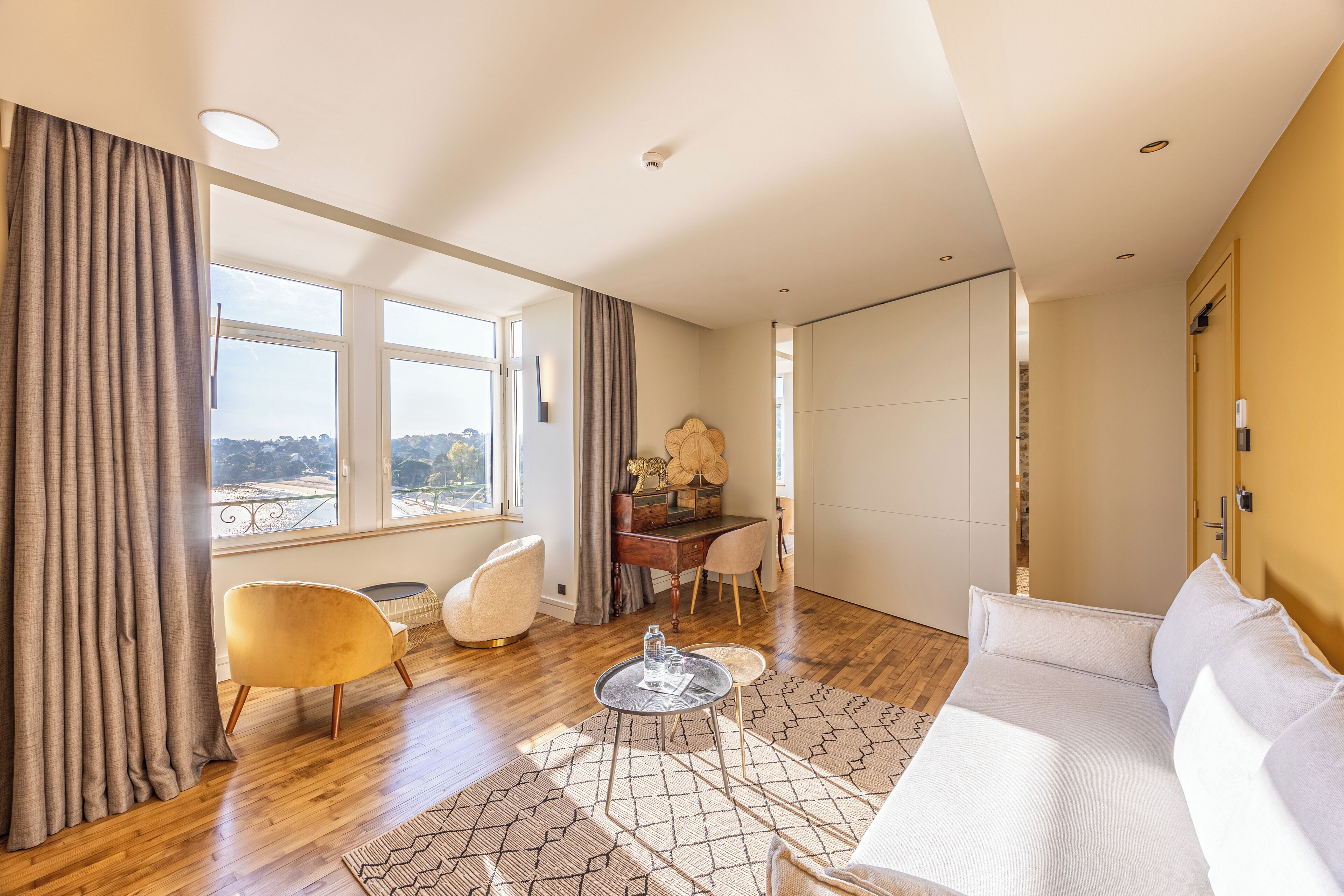 luxury suite, 1 king bed with sofa bed, sea view | living area