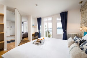 Minibar con artículos gratuitos y caja de seguridad en la habitación 