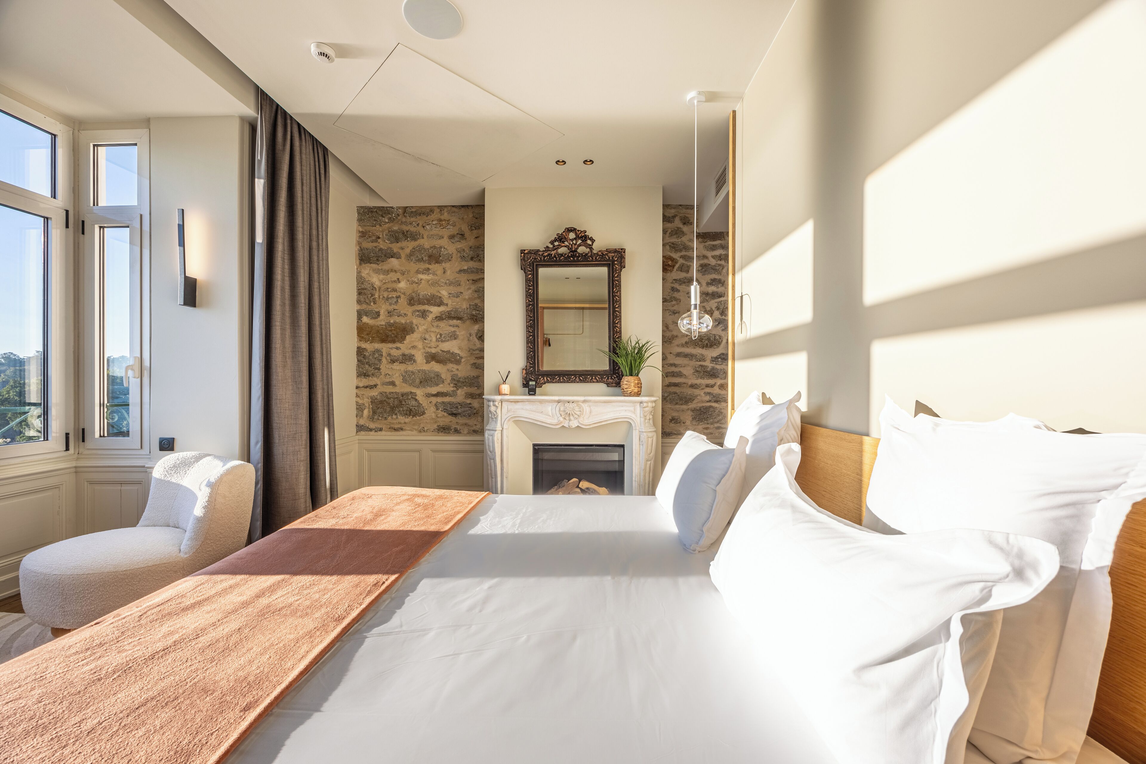 deluxe double room, 1 king bed, sea view | 1 bedroom, free minibar, in-room safe, individually decorated