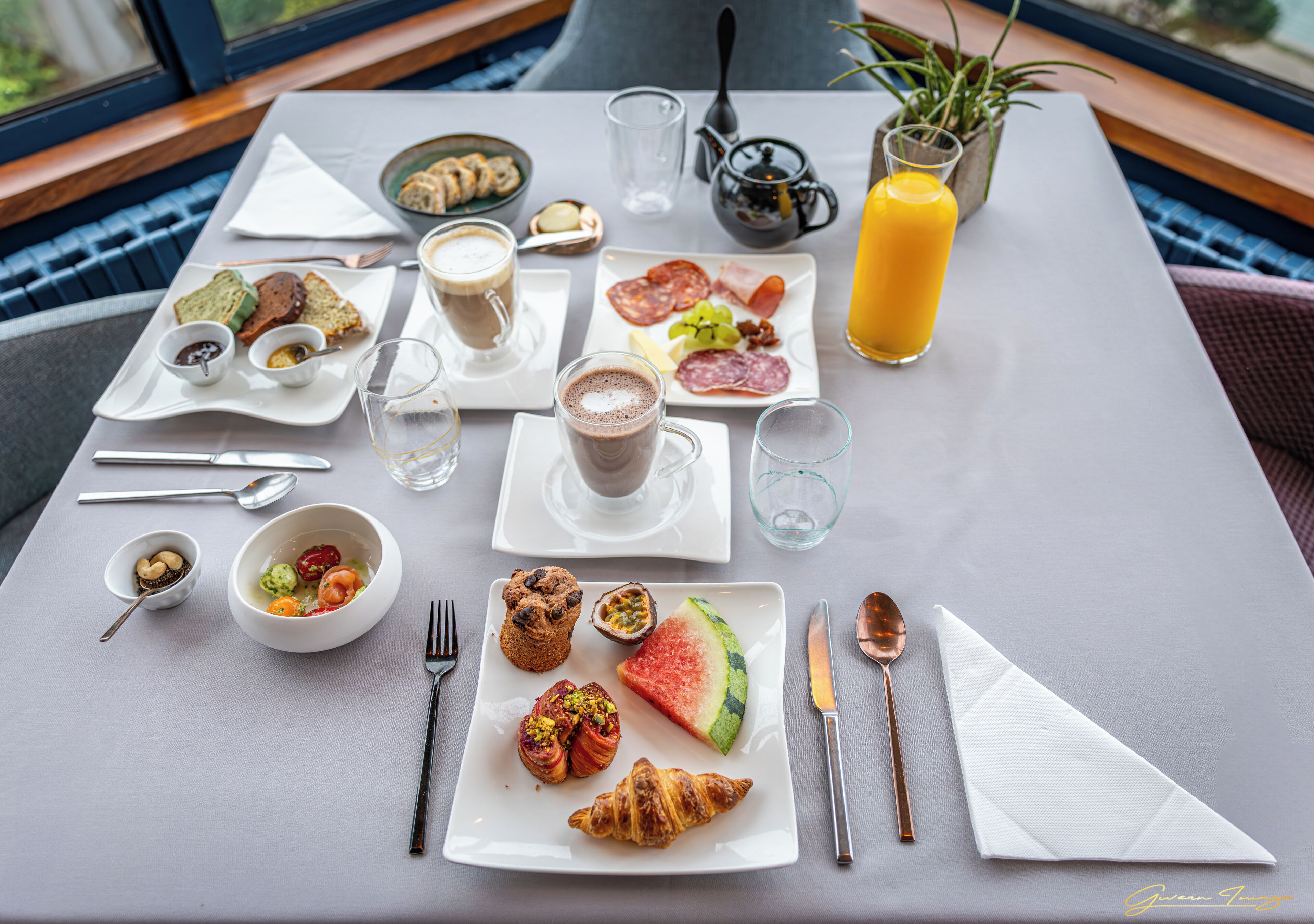 Petit déjeuner buffet (25.00 EUR par personne)