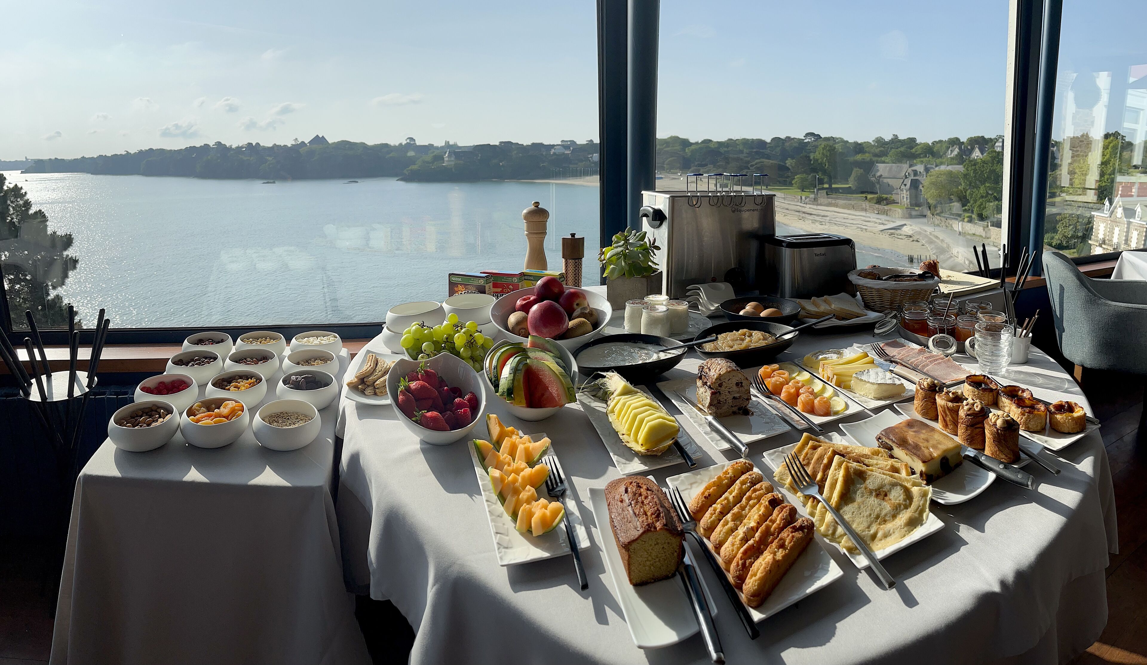 Tägliches Frühstücksbuffet (25.00 EUR pro Person)