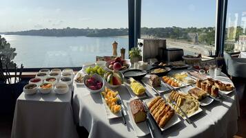 Tägliches Frühstücksbuffet (25.00 EUR pro Person)