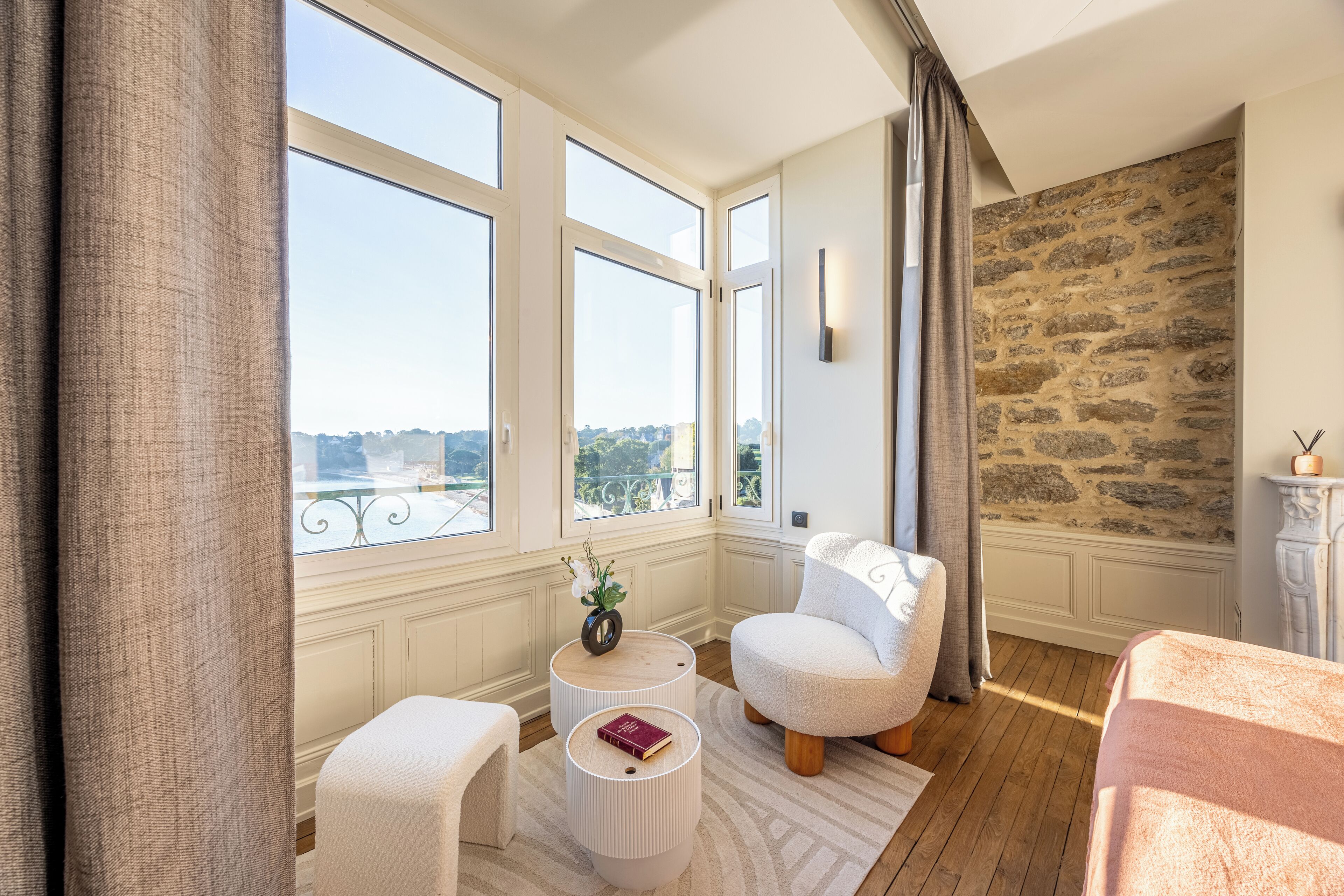 deluxe double room, 1 king bed, sea view | 1 bedroom, free minibar, in-room safe, individually decorated