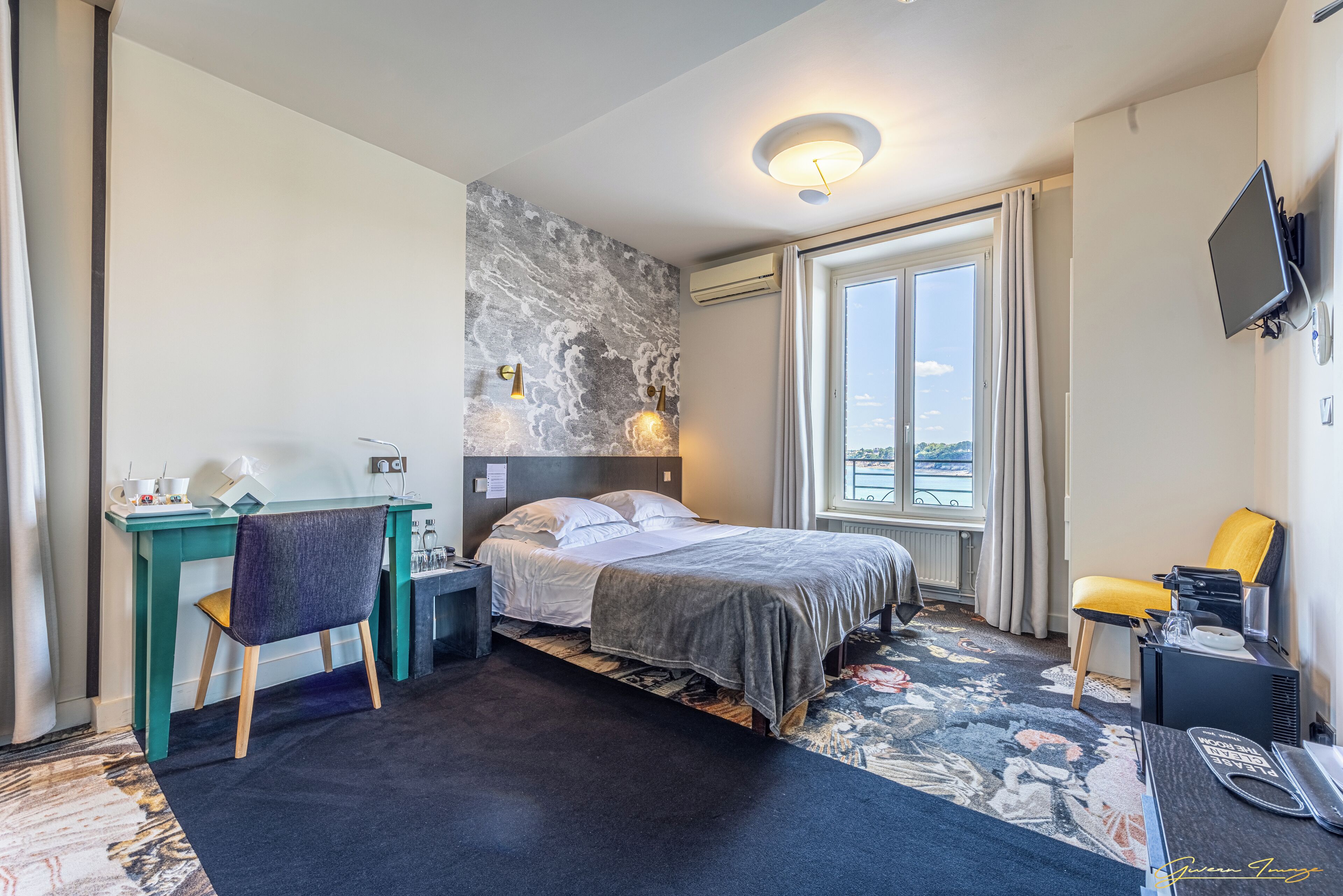 Doppia familiare, vista spiaggia | Minibar con snack e bevande gratuite, una cassaforte in camera