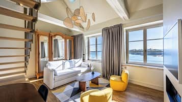 Luxury Suite, Multiple Beds, Sea View | Living area