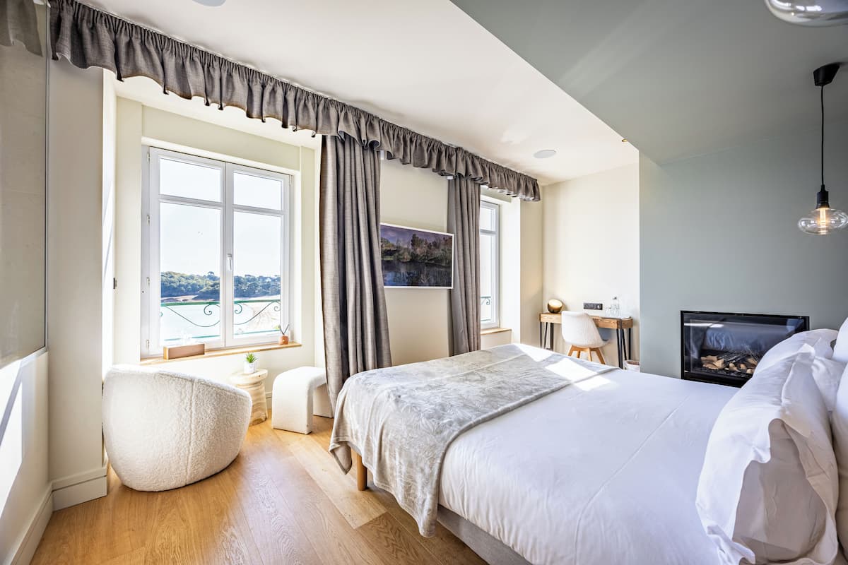Phòng đôi Deluxe, 1 giường cỡ king, quang cảnh biển | 1 phòng ngủ, minibar với thức uống miễn phí, két bảo mật tại phòng