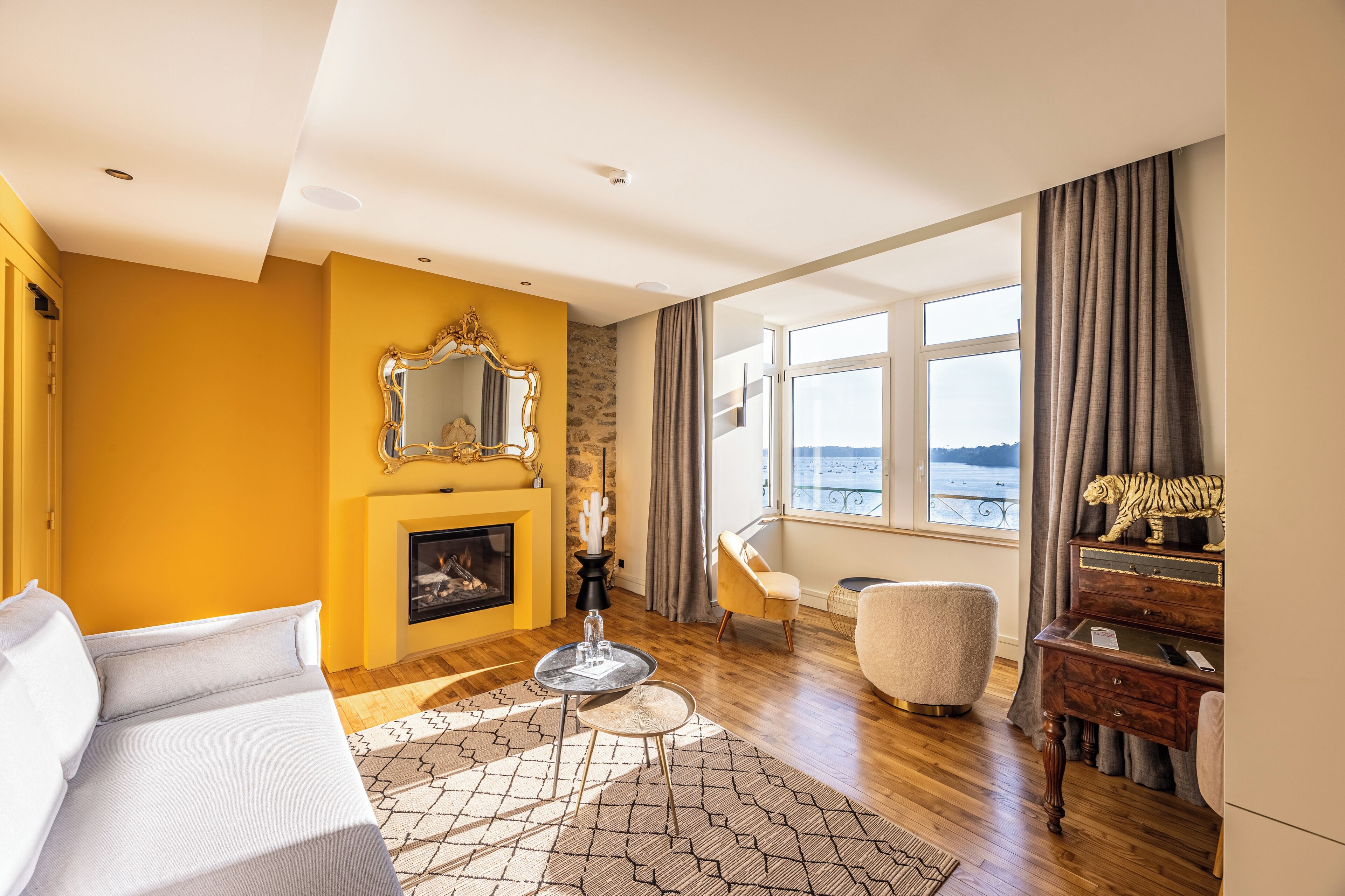 luxury suite, 1 king bed with sofa bed, sea view | living area