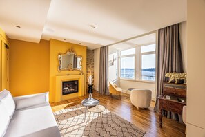 Luxury Suite, 1 King Bed with Sofa bed, Sea View | Living area - Restaurant Hotel Didier Méril (Dinard)