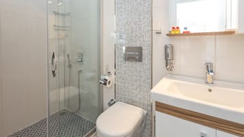 Dusche, kostenlose Toilettenartikel, Haartrockner, Hausschuhe