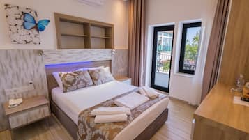 Deluxe-Doppel- oder -Zweibettzimmer, Meerblick | Schreibtisch, schallisolierte Zimmer, kostenloses WLAN, Bettwäsche