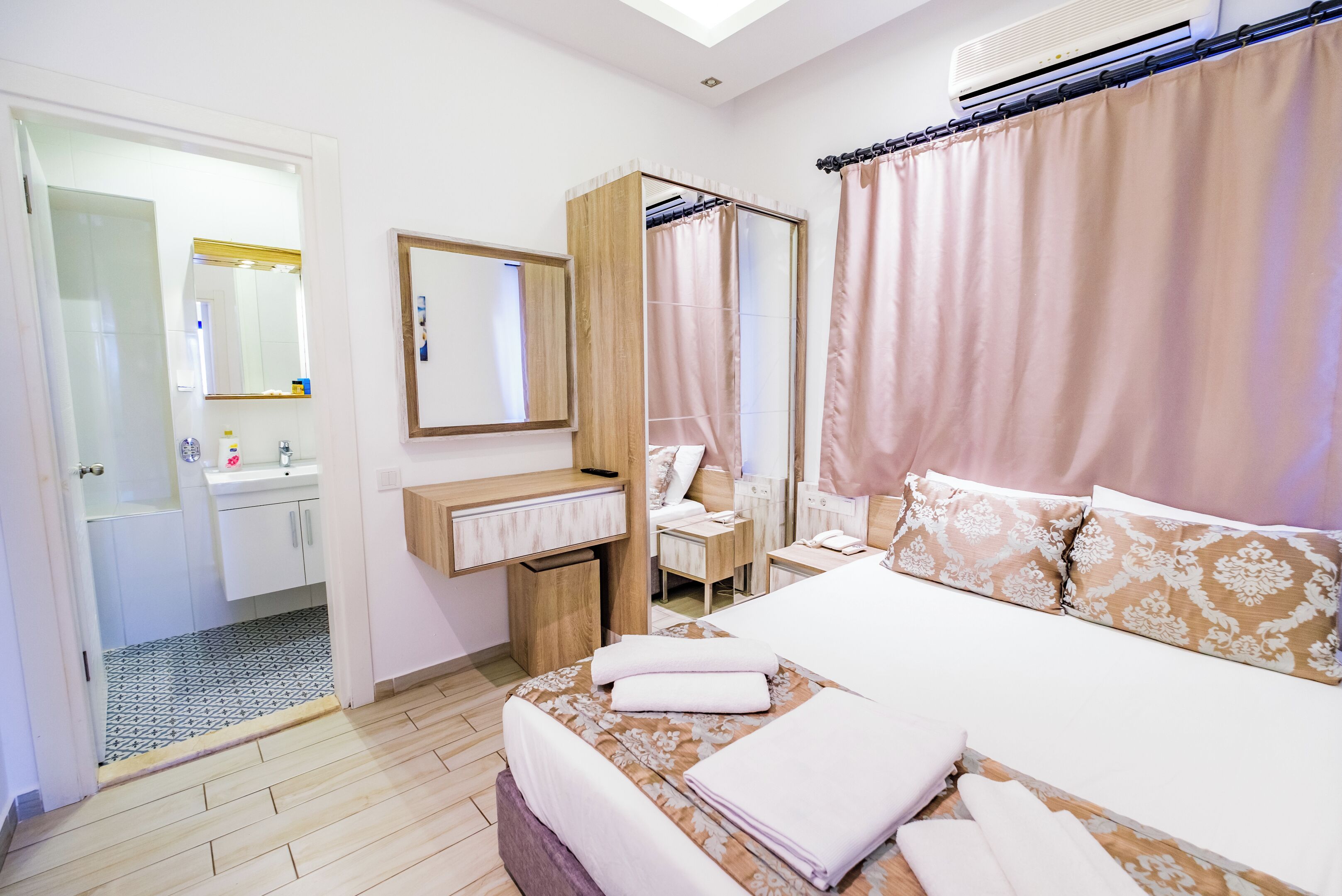 deluxe double room, city view | desk, soundproofing, free wifi, bed sheets