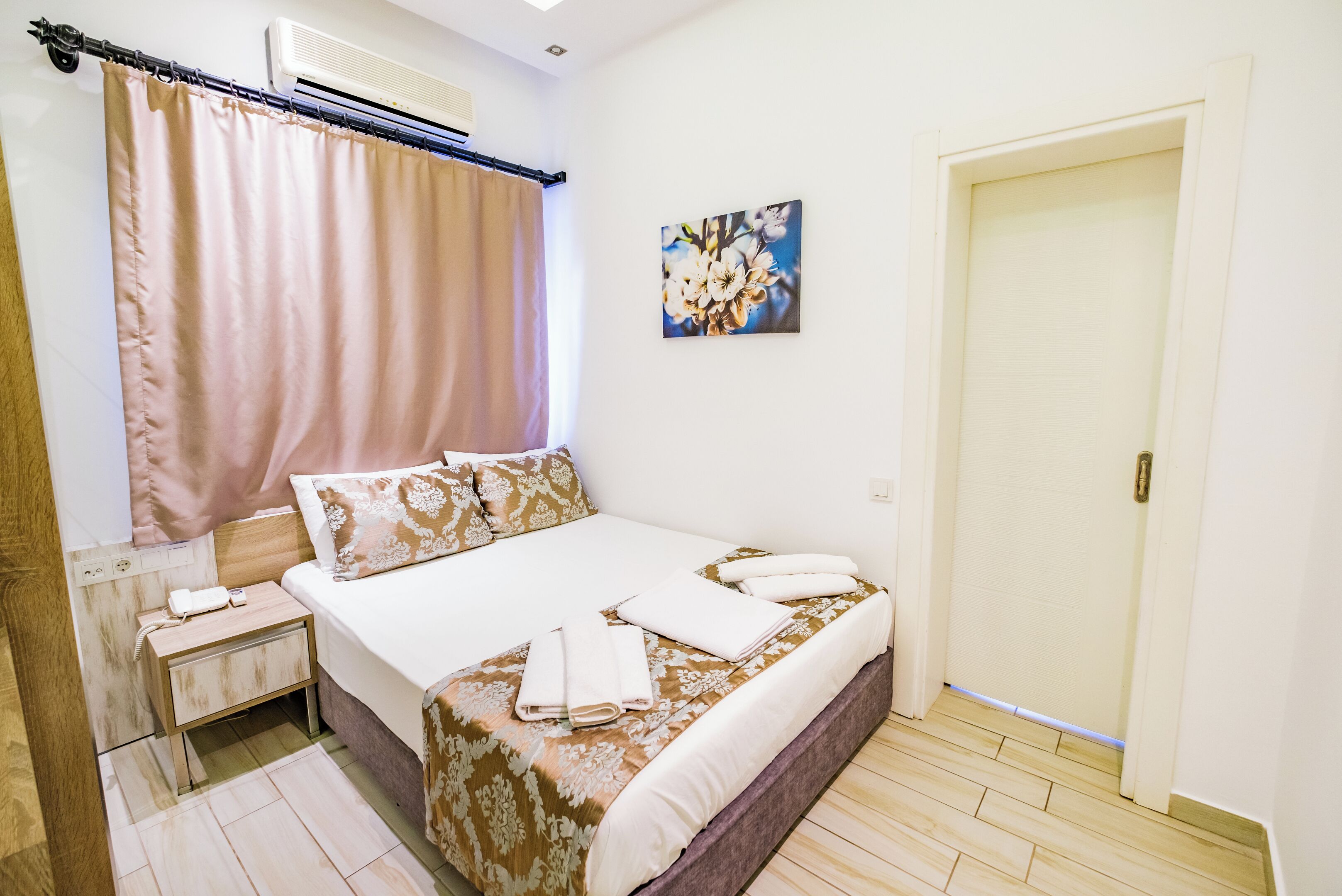 desk, soundproofing, free wifi, bed sheets