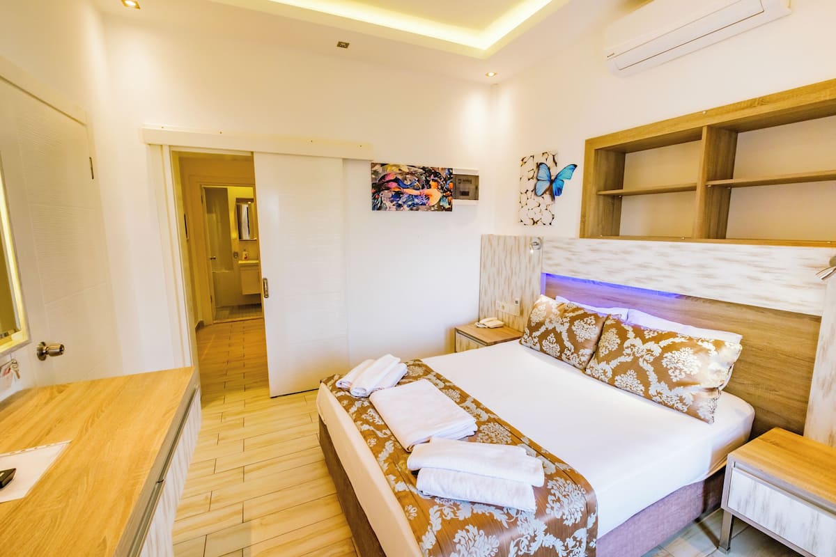 Deluxe Double or Twin Room, City View | Desk, soundproofing, free WiFi, bed sheets