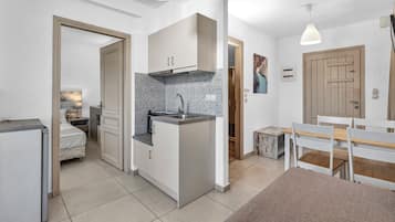 Fridge, oven, stovetop, coffee/tea maker