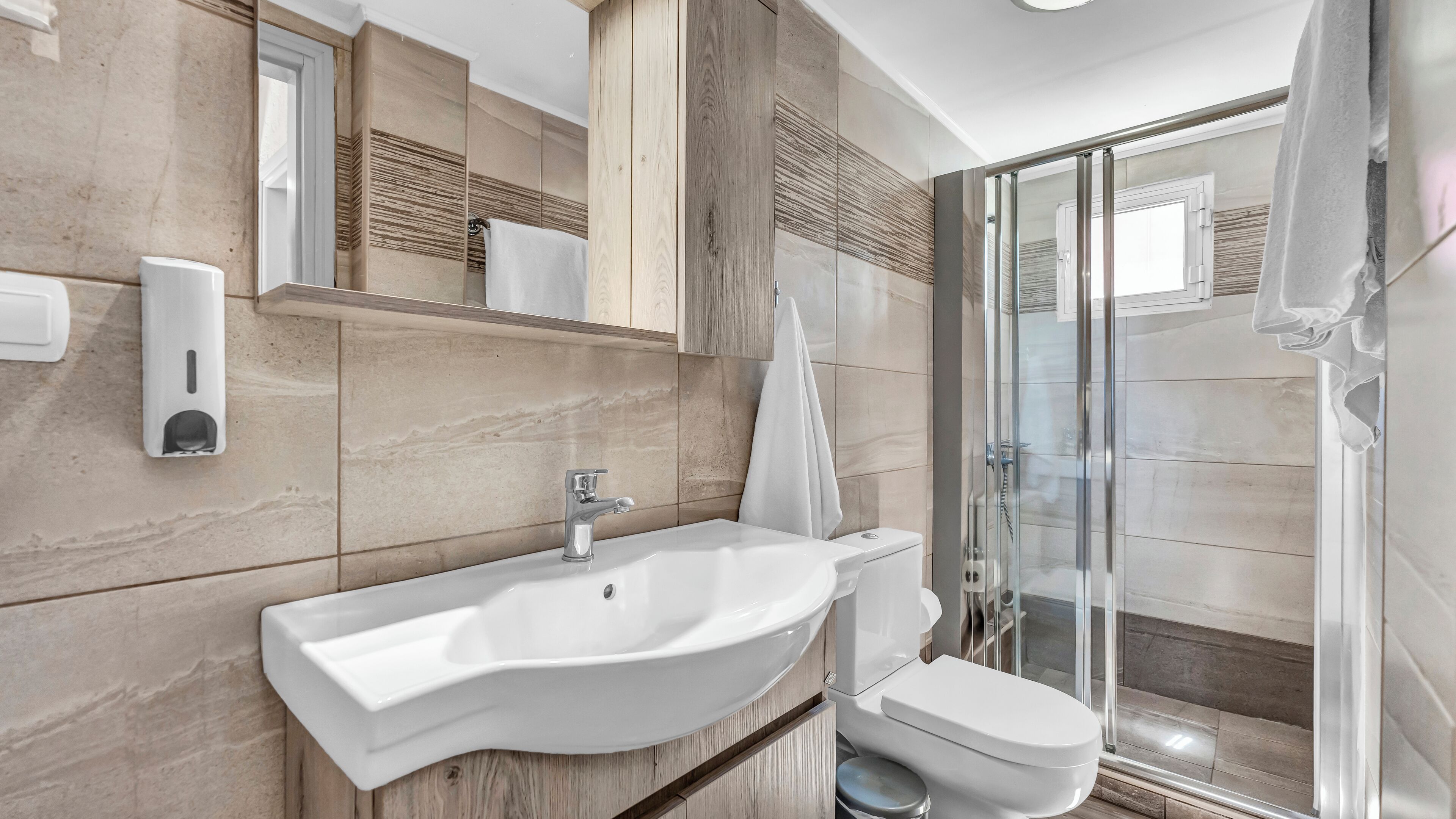 Een douche, een haardroger, handdoeken, zeep