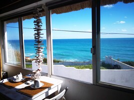 Bungalow superior, vistas al mar | Servicio de comidas en la habitación